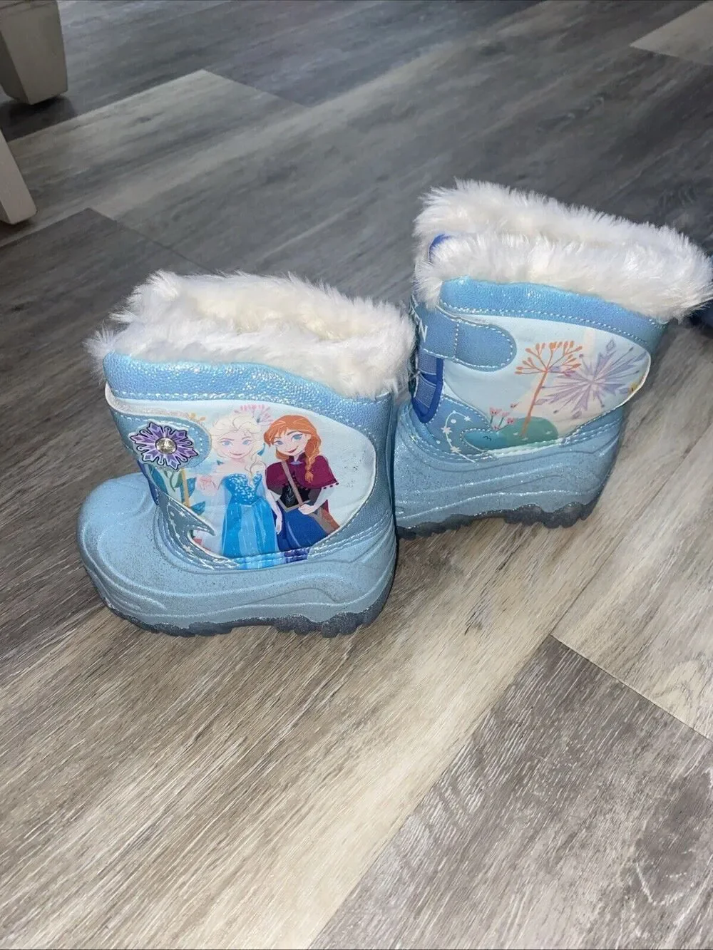 Frozen Toddler Girls Light Up Winter Boots Size 7 toddler size